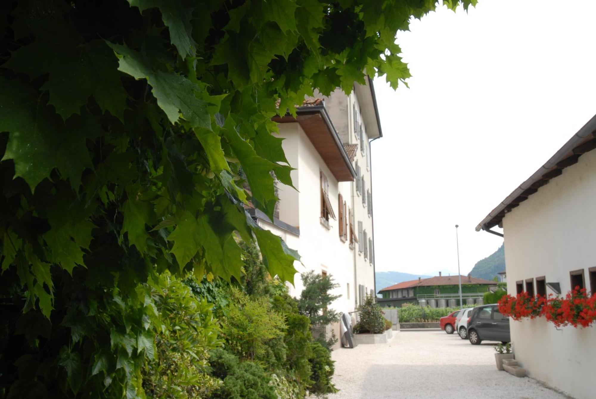 Albergo Al Sole Меццоломбардо Экстерьер фото