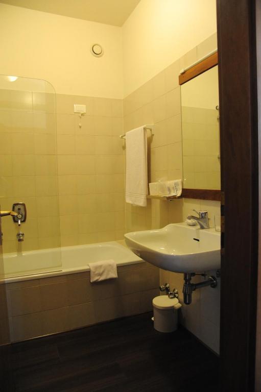 Albergo Al Sole Меццоломбардо Номер фото